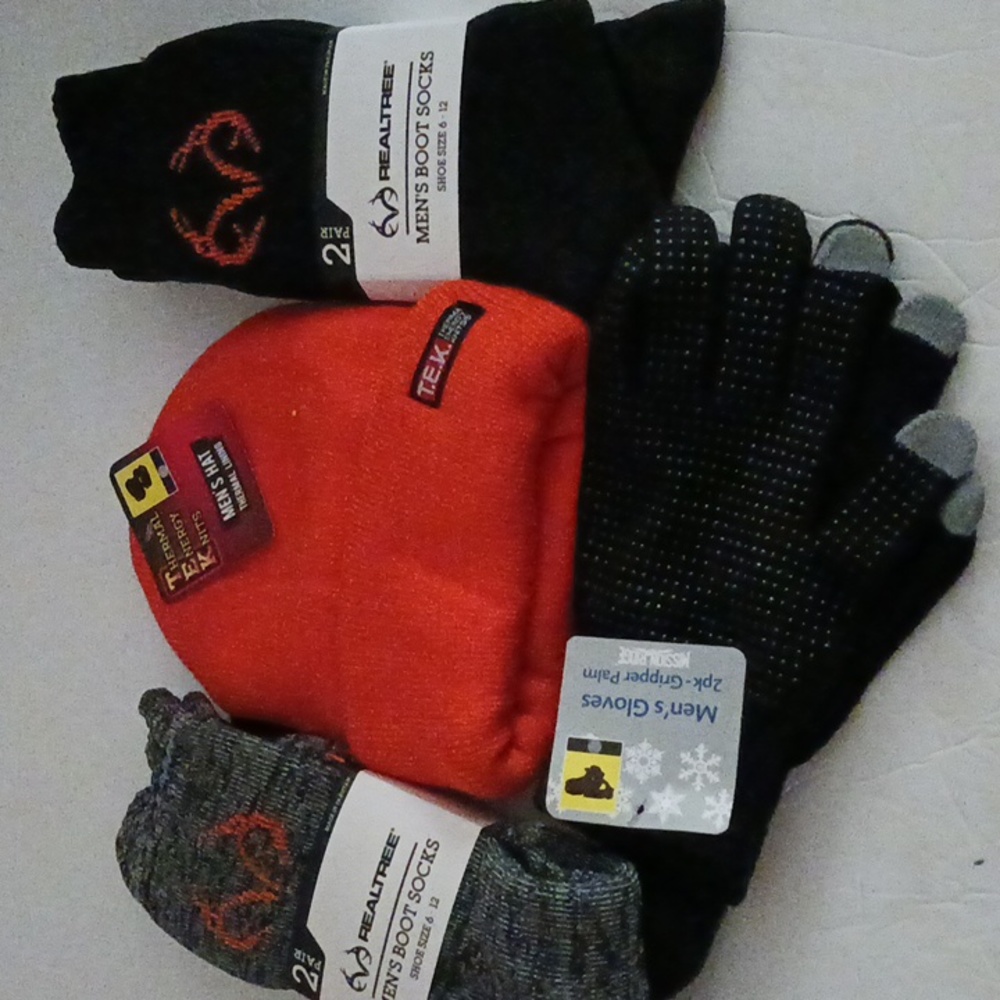 Nwt REALTREE Men socks,hat, gloves bundle